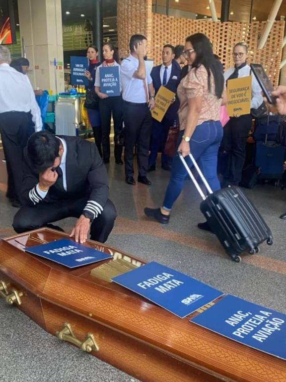Um dos figurantes chorava sobre o caixão que simbolizava o fim da segurança de voo