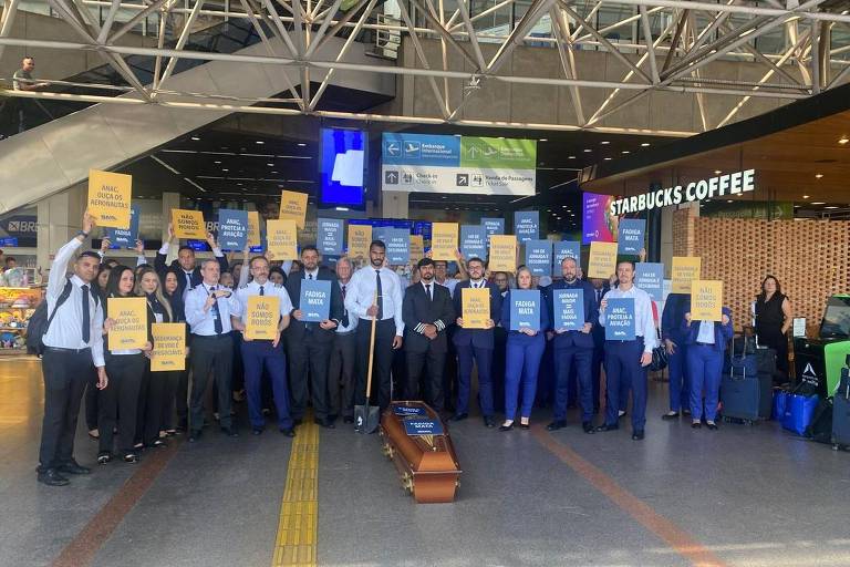 Os aeronautas fizeram, em Brasília, manifestação com o funeral simbólico da segurança de voo