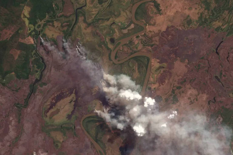Vista aérea de fumaça em uma planície