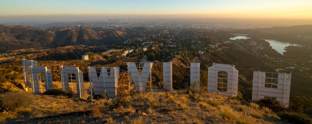 Sob se põe no horizonte da cidade de Los Angeles a partir da placa de Hollywood