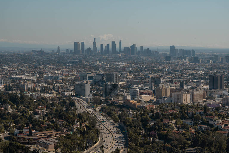 Horizonte da cidade de Los Angeles com uma de suas famosas freeways em primeiro plano