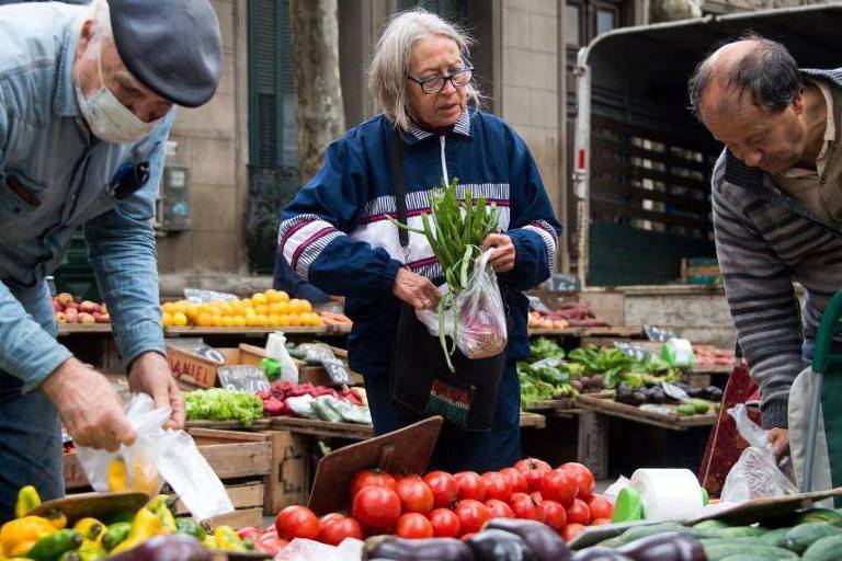 A frutas e as verduras são mais caras no Uruguai (foto) do que no vizinho Brasil, segundo estudo
