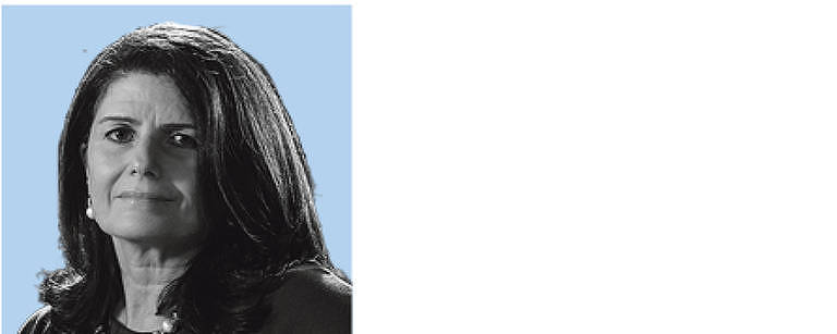 A imagem mostra o retrato de uma mulher com cabelo escuro e liso, olhando diretamente para a câmera. O fundo da imagem é azul claro.