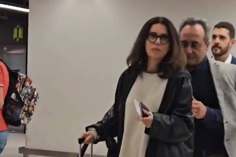Ex-executiva da Americanas embarca em voo para o Brasil após ter prisão revogada; veja vídeo