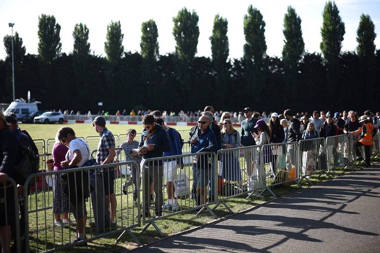 Público faz fila para 1º dia do torneio Wimbledon; veja fotos de hoje