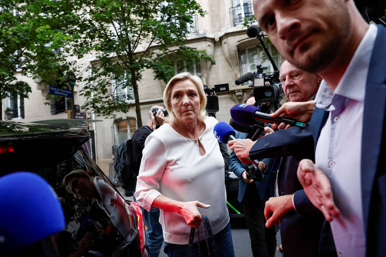 A líder da Reunião Nacional, Marine Le Pen, chega à sede do partido, em Paris