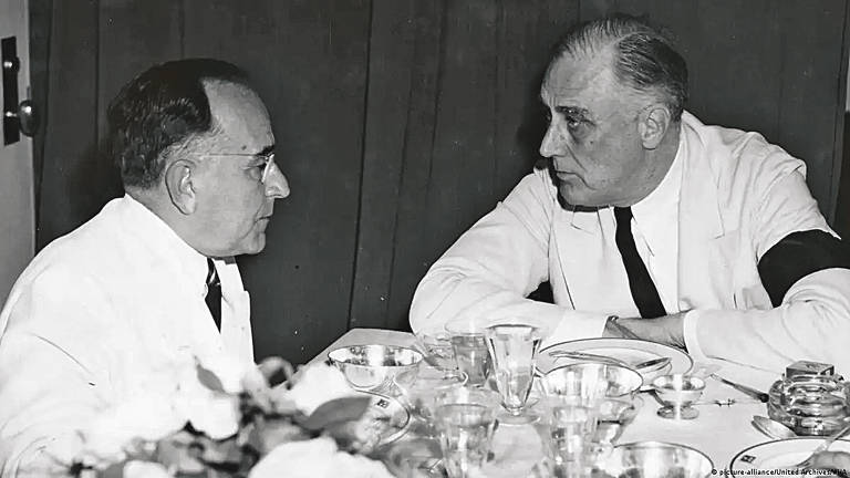 Getúlio Vargas (esq.) e Franklin Roosevelt conversam a bordo de um destróier americano em Natal, em 1943