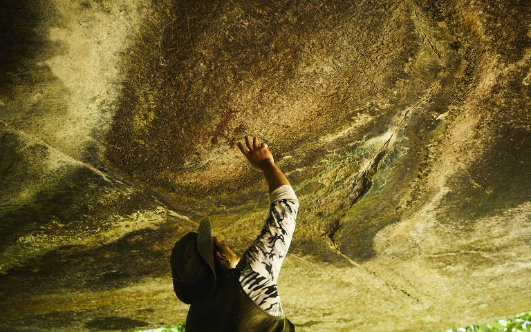 Fotógrafo identifica supostas gravuras em caverna no vale do Jari, no Pará