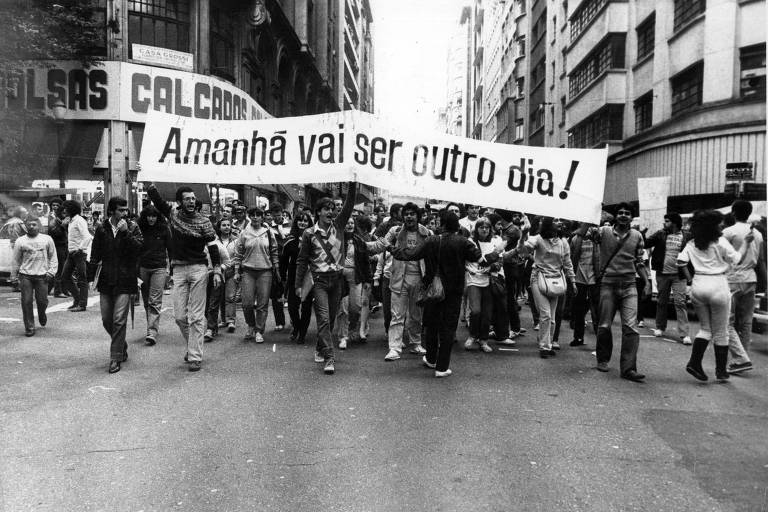 Manifestantes em comício pelas diretas no Vale do Anhangabaú, zona central de São Paulo