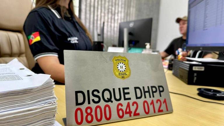 Placa divulga telefone do Departamento Estadual de Homicídios e Proteção à Pessoa no Rio Grande do Sul

