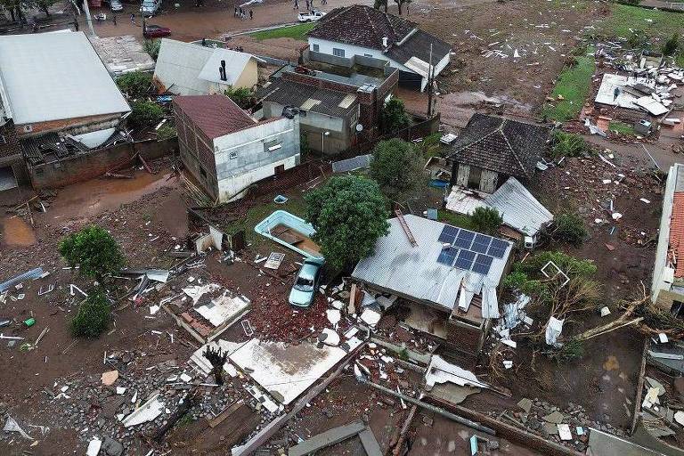 Foto aérea mostra casas destruídas e rodeadas de lama em Roca Sales no início de maio