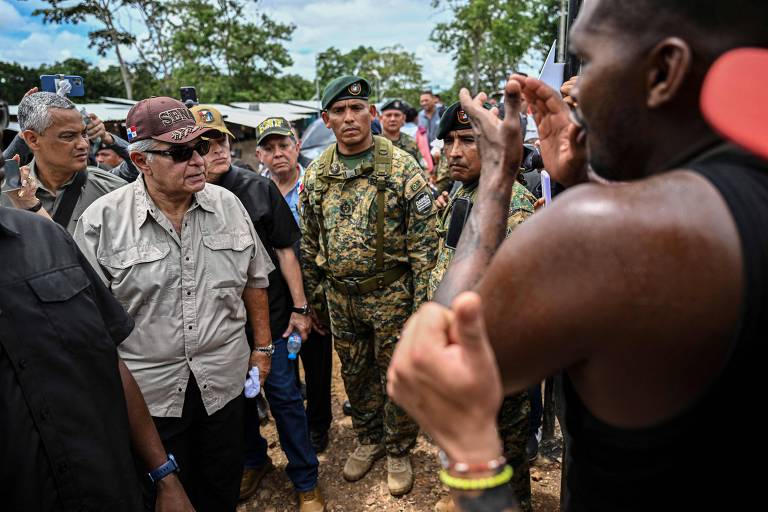O novo presidente do Panamá, José Raúl Mulino, visita o centro de recepção migratória de Lajas Blancas, que concentra a maior parte dos imigrantes que cruzam a selva de Darién, rota que ele quer fechar