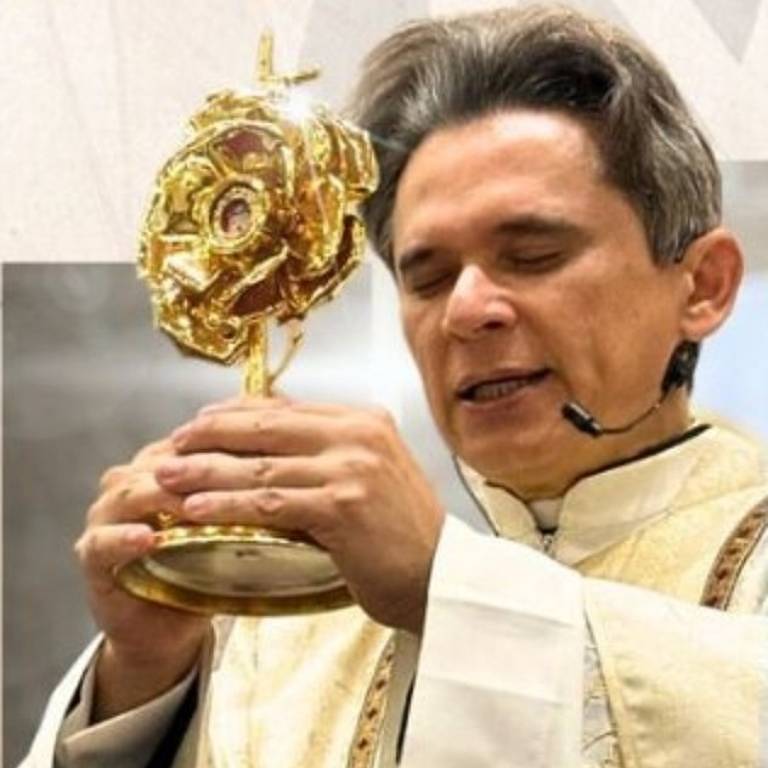 O padre Francisco Fábio da Costa Vieira, diretor espiritual do movimento DCA (Devotos de Carlo Acutis) no Brasil, com o relicário do santo Carlo Acutis