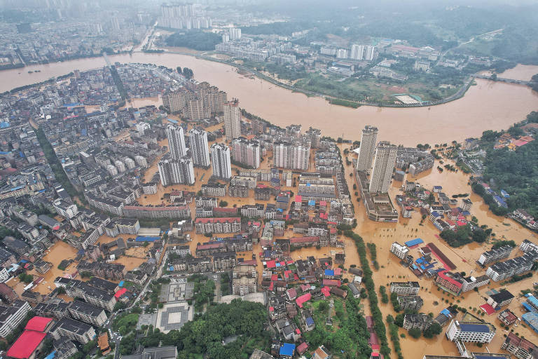 Rio transborda em meio a fortes chuvas na China; veja fotos de hoje