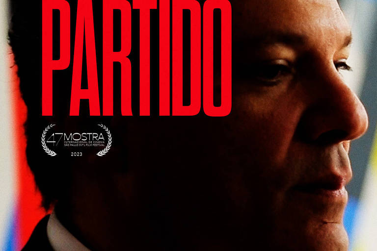Cartaz de filme, com o rosto de Haddad parcialmente iluminado, em segundo plano; em primeiro plano, o nome Partido, em vermelho