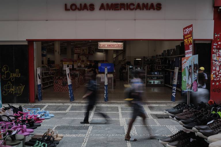 Pessoas caminham em frente a loja das Americanas, em São Paulo