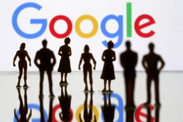 A imagem mostra seis silhuetas de pessoas em pé, refletidas em uma superfície brilhante. Ao fundo, há o logotipo do Google, com as letras coloridas em azul, vermelho, amarelo e verde.