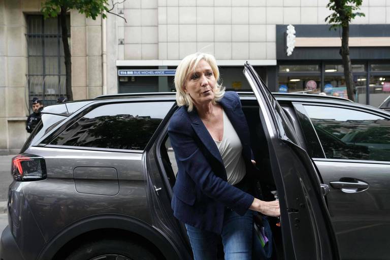 A líder da ultradireita da França, Marine Le Pen, chega à sede do partido, em Paris