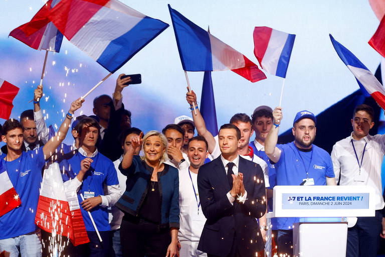 Marine Le Pen e Jordan Bardella durante comício da Reunião Nacional em Paris