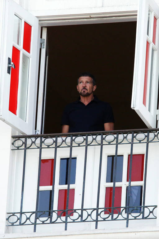 Antonio Banderas na janela do Hotel Copacabana Palace no Rio de Janeiro