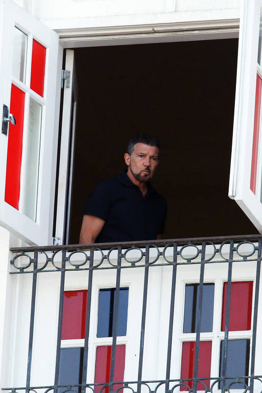 Antonio Banderas na janela do Hotel Copacabana Palace no Rio de Janeiro