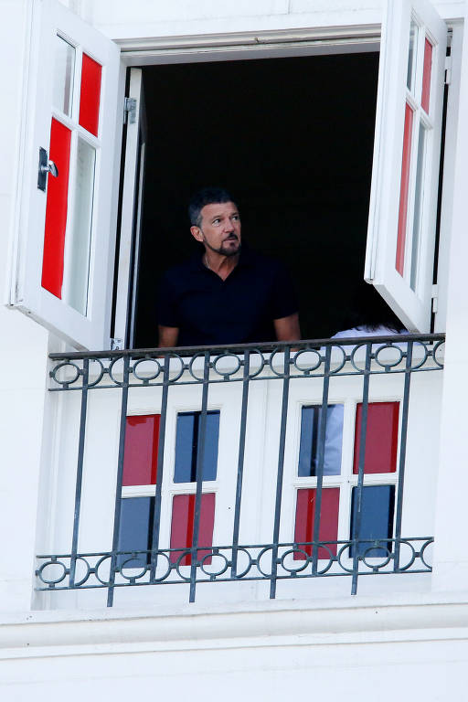 Antonio Banderas na janela do Hotel Copacabana Palace no Rio de Janeiro
