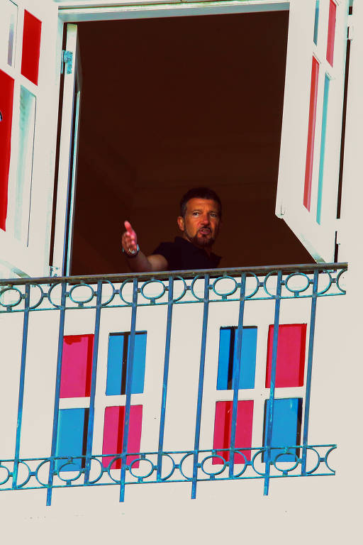 Antonio Banderas na janela do Hotel Copacabana Palace no Rio de Janeiro