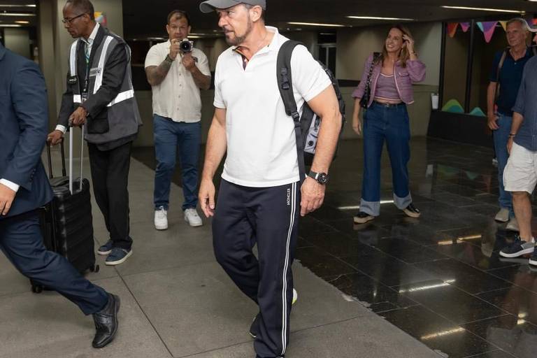 O ator Antonio Banderas no desembarque no Brasil