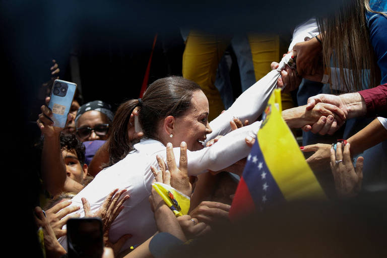 María Corina Machado em meio a apoiadores na cidade de La Victoria, no estado venezuelano de Aragua