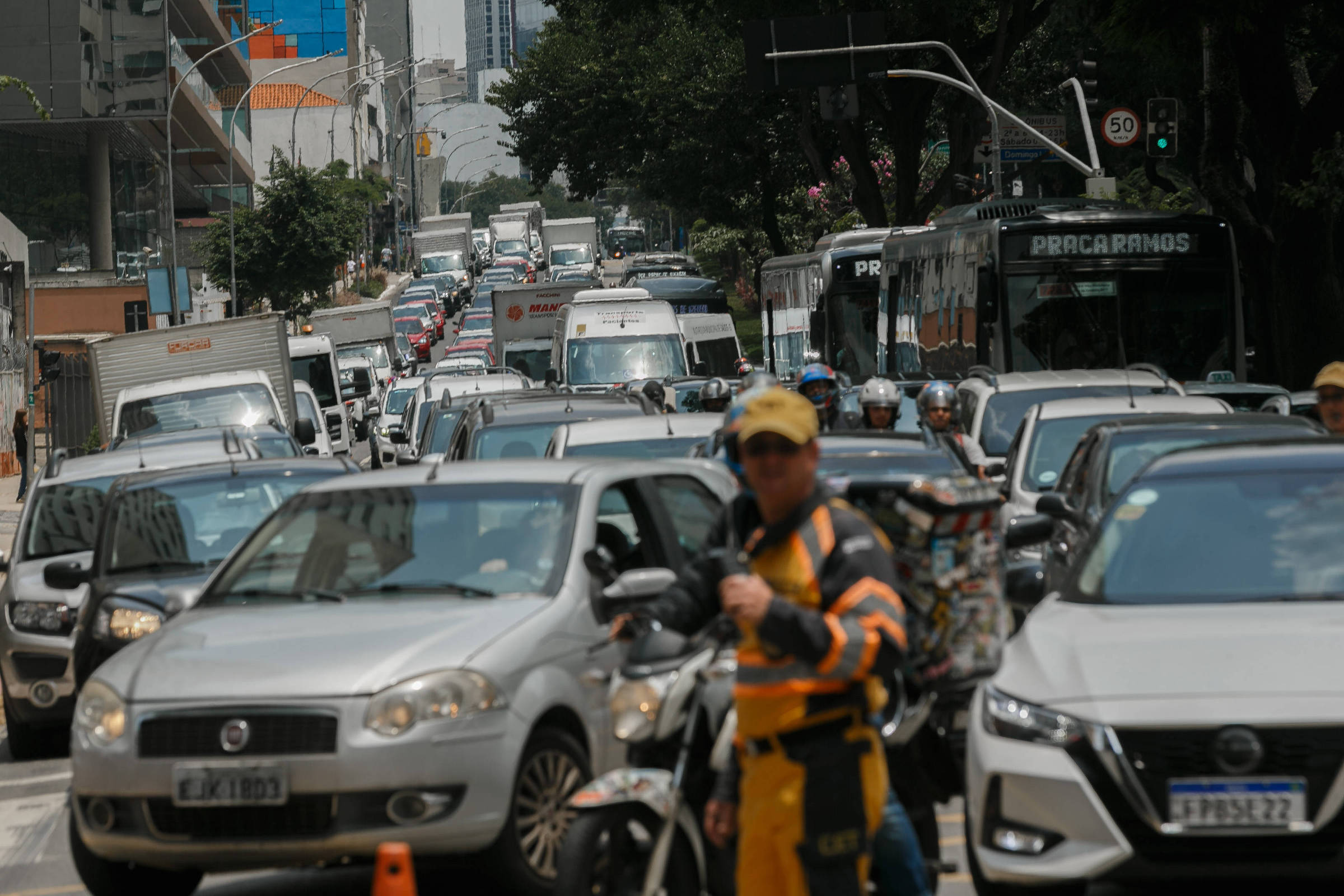 Licenciamento de veículos começa em SP; veja calendário e quem deve fazer o pagamento