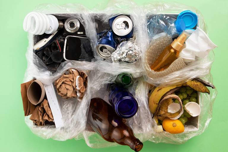 Diferentes tipos de resíduos segregados para destinação adequada de cada material