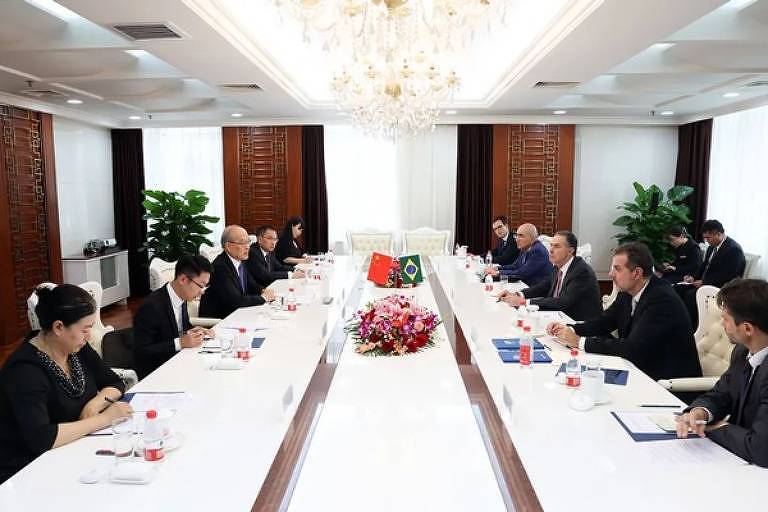 O presidente do Supremo Tribunal Popular, Zhang Jun (no centro, à esq.), e o presidente do Supremo Tribunal Federal, Luís Roberto Barroso (no centro, à dir.), durante reunião na instituição chinesa, em Pequim, em 1º de julho de 2024