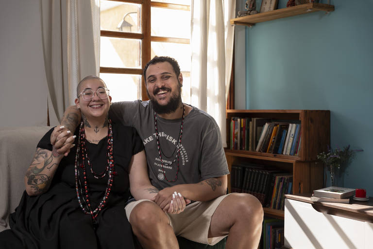 Lorena Gomes diz que sempre viu o amor sob perspectiva da liberdade. Os dois tinham relações casuais com outras pessoas. Até que resolveram fechar para se reconectarem