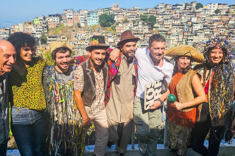 Antônio Banderas conhece ONG Nós no Morro no Vidigal