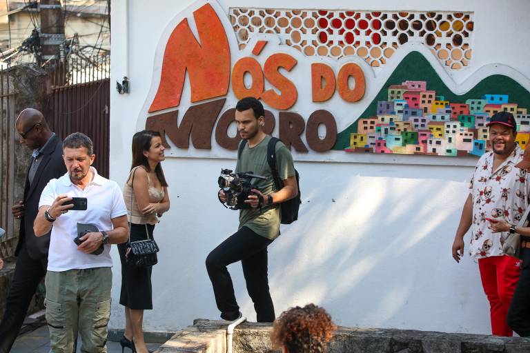 Antônio Banderas conhece ONG Nós no Morro no Vidigal