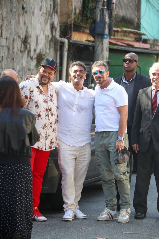 Antônio Banderas conhece ONG Nós no Morro no Vidigal