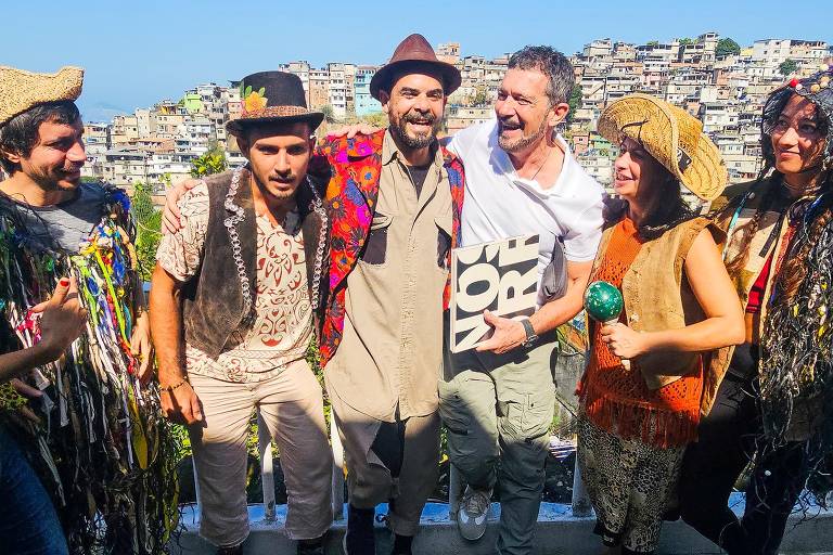 Antônio Banderas conhece ONG Nós no Morro no Vidigal
