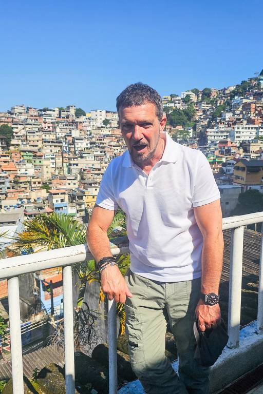 Antônio Banderas conhece ONG Nós no Morro no Vidigal