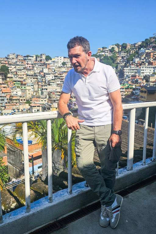 Antônio Banderas conhece ONG Nós no Morro no Vidigal