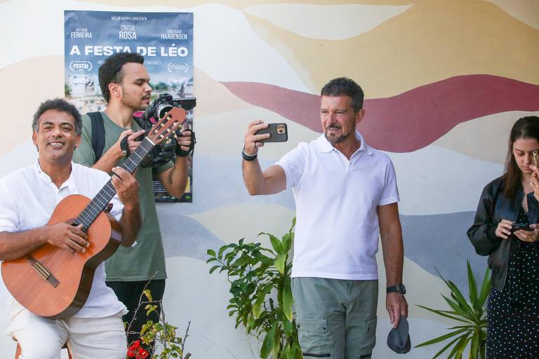 Antônio Banderas conhece ONG Nós no Morro no Vidigal