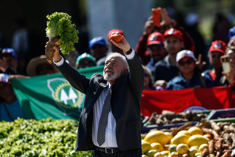 O presidente Luiz Inácio Lula da Silva na feira dos agricultores do Plano Safra Familiar 2024/2025