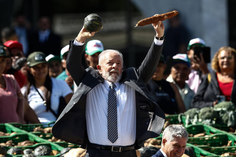 O presidente Lula com alimentos expostos na feira dos agricultores nesta quarta (3)