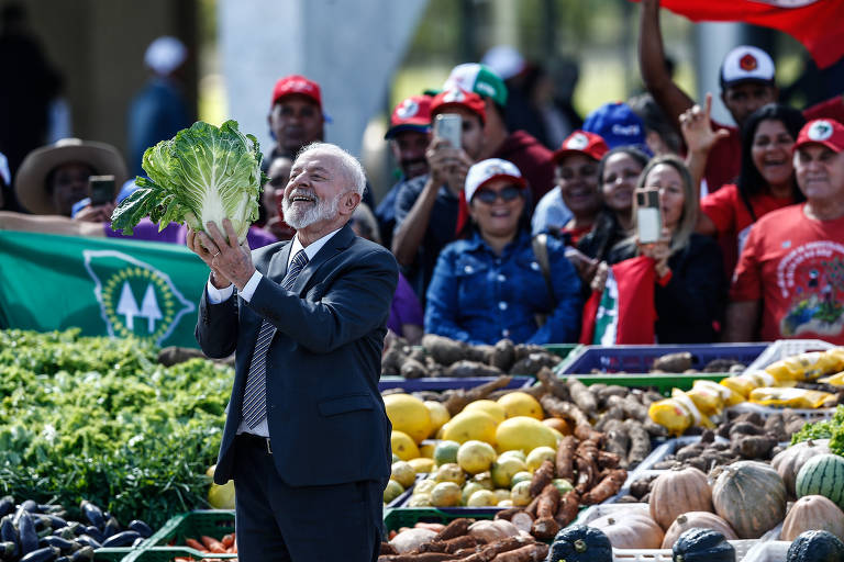 O presidente Luiz Inácio Lula da Silva na feira dos agricultores do Plano Safra Familiar 2024/2025