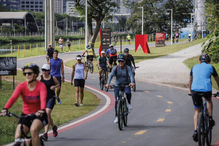 Ciclistas e corredores no parque linear Bruno Covas