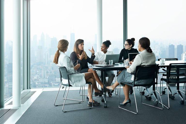 Mulheres em reunião de trabalho
