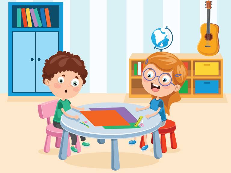 A imagem mostra duas crianças sentadas em uma mesa redonda fazendo artesanato. A criança à esquerda tem cabelo castanho encaracolado e está sentada em uma cadeira rosa, enquanto a criança à direita tem cabelo ruivo e usa óculos, sentada em uma cadeira vermelha. Na mesa, há papéis coloridos, uma régua e uma tesoura. Ao fundo, há uma estante azul com livros coloridos, um globo terrestre em cima de uma prateleira e um violão pendurado na parede. A sala tem paredes com listras verticais em tons de azul claro.