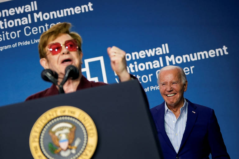 O cantor Elton John demonstra apoio ao democrata no dia seguinte ao debate