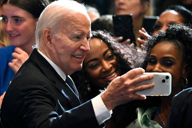 Joe Biden tira fotos com apoiadores logo após debate considerado desastroso para os democratas em Atlanta, no estado da Geórgia