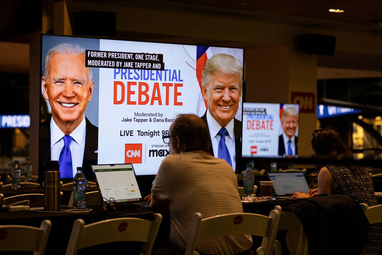Jornalistas na sala de imprensa no campus do Instituto de Tecnologia da Geórgia antes do primeiro debate presidencial de 2024 entre o candidato democrata, Joe Biden, e o republicano, Donald Trump