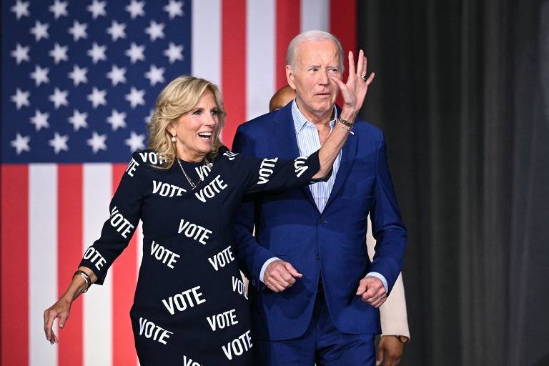Joe Biden, e a primeira-dama, Jill Biden, chegam para discursar em evento de campanha em Raleigh, na Carolina do Norte, um dia após o debate contra Trump